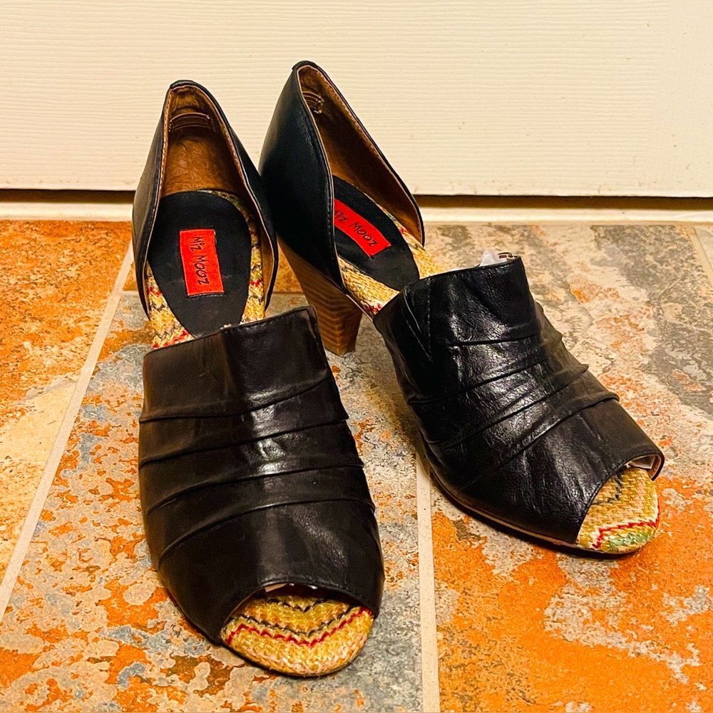🕶️Fabulous LIKE NEW Black Leather Miz Mooz Stylish Peep Toe Heels!